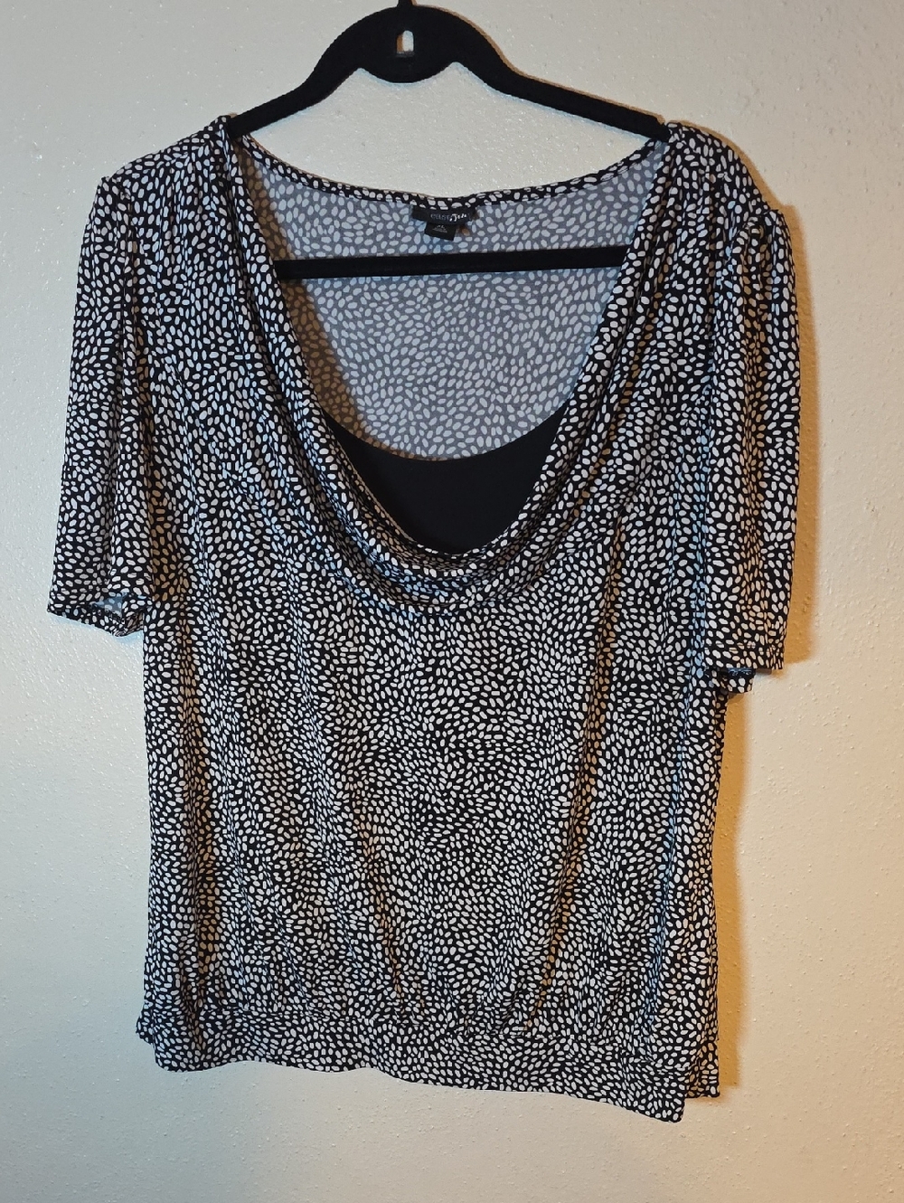 East 5th Black and White Drape-Neck Short Sleeve Top